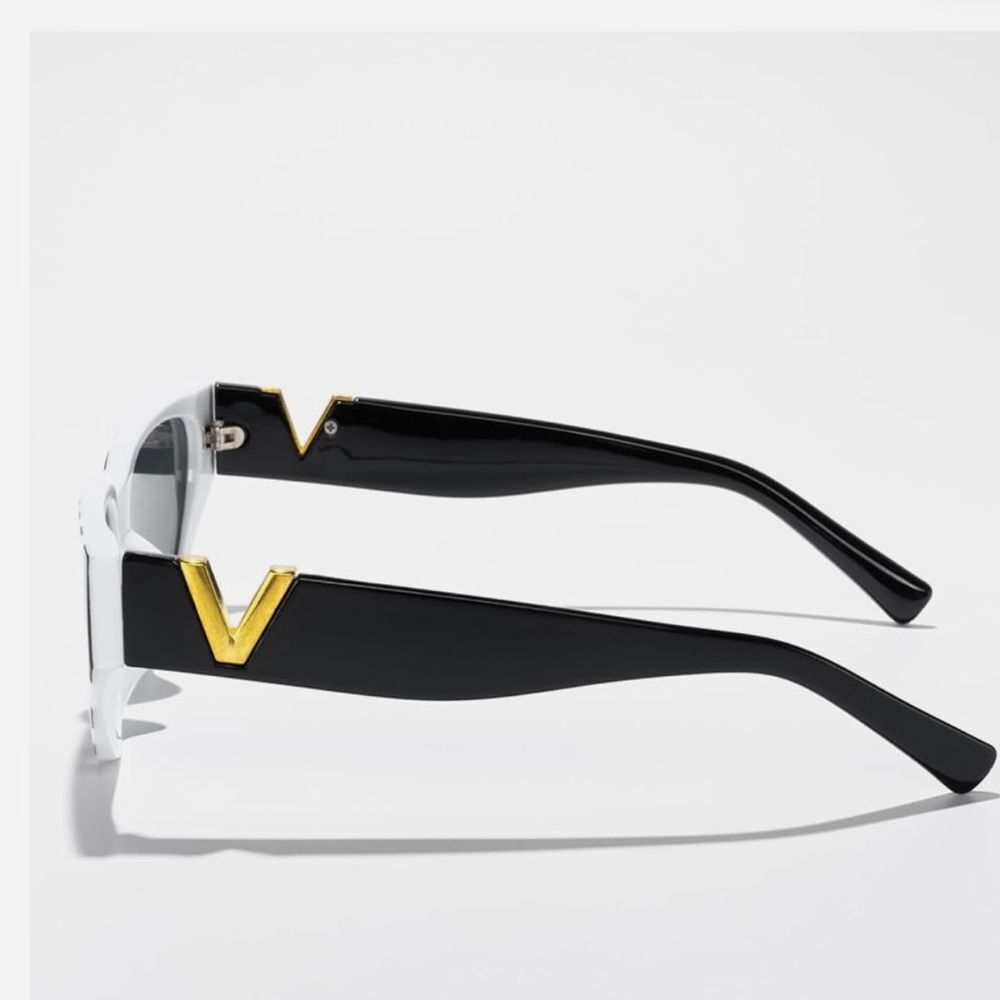 Elegant Black and White Striped Cat Eye Sunglasses - Picture 2 of 6